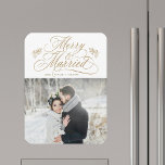 Magnet Flexible Gold Merry & Marié Newly Weds Photo de Noël<br><div class="desc">Elégante et romantique calligraphie tourbillonnant lettrage avec brindilles en pin et une photo. Pour une personnalisation plus avancée de cette conception,  cliquez sur le BOUTON OUTIL DESIGN BLEU ci-dessus !</div>