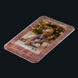 Magnet Flexible Golden Lights Christmas Photo Holiday Card<br><div class="desc">Envoyez aux proches des Bonnes Fêtes chaudes avec ce livre de couleur rose et des cordes dorées illuminent la carte de Noël.  Insérez facilement vos données personnelles avec vos photos préférées,  et faites-les vous-mêmes.</div>