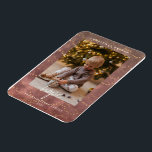 Magnet Flexible Golden Lights Christmas Photo Holiday Card<br><div class="desc">Envoyez aux proches des Bonnes Fêtes chaudes avec ce livre de couleur rose et des cordes dorées illuminent la carte de Noël.  Insérez facilement vos données personnelles avec vos photos préférées,  et faites-les vous-mêmes.</div>