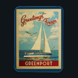 Magnet Flexible Greenport Vintage voyage bateau à voile New York<br><div class="desc">Ce voeu de Greenport New York design nautique de voyage vintage comprend un bateau naviguant sur l'eau avec des mouettes et un ciel bleu rempli de somptueux nuages blancs bouffants.</div>
