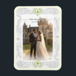 Magnet Flexible Hibiscus & dentelle BLANC<br><div class="desc">Pour moi, l'hibiscus est l'une des plus belles fleurs. Mon inspiration ici, avec cette fleur, est un romantique motif de dentelle blanche (effet graphique) et un motif de buisson d'hibiscus (dans les mêmes teintes) avec un petit contour d'or clair. Je vous propose un style floral frais, doux et romantique disponible...</div>