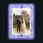 Magnet Flexible Hibiscus & dentelle BLEU<br><div class="desc">Pour moi,  l'hibiscus est l'une des plus belles fleurs. Mon inspiration ici,  avec cette fleur,  est un romantique motif de dentelle blanche (effet graphique) et un motif de buisson d'hibiscus (dans les mêmes teintes) avec un petit contour d'or clair. Je vous propose un style floral frais,  doux et romantique.</div>