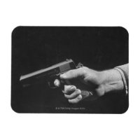 Homme tenant un pistolet