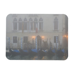 Magnet Flexible Italie, Venise. Une rangée de gondoles vues à trav