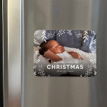 Magnet Flexible Joyeux petit Noël Botanique Superposition Photo<br><div class="desc">Magnets photo de Noël imprimés sur mesure et abordables avec des modèles simples pour la personnalisation. Ce design élégant présente un design simple de superposition photo avec une bordure de branches botaniques, de feuilles et de brindilles. Le message d'accueil dit Ayourself a Merry Little Christmas dans un mélange moderne de...</div>