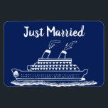 Magnet Flexible Juste Marié Mariage Lune de miel Croisière Cabine<br><div class="desc">Aimant parfait pour les jeunes mariés ou ceux qui viennent de se marier et voyageant en voyage de noces mariages. Marche de porte cabine de bateau de croisière pour aider à trouver votre salon de séjour. La couleur bleue Arrière - plan peut être modifiée pour correspondre à la ou aux...</div>