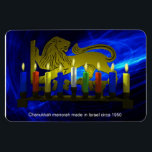 Magnet Flexible Lion Menorah en laiton de Chanukkah<br><div class="desc">Il s'agit d'une reproduction numérique en 3D d'un Chanukkah menorah en laiton,  avec un lion,  fabriqué en Israël vers 1950,  illuminé par des bougies sur un arrière - plan fractal. La menorah originale de la collection de l'artiste.</div>