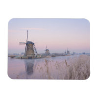 Lumière du lever du soleil en hiver sur les moulin