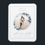 Magnet Flexible Magnolia & Dusty Blue Circle Photo Enregistrer La<br><div class="desc">Flore rustique Chic Magnolia avec Cercle Bleu Dusty encadré Photo Sauvez la date Cartes Magnétiques. Ce design est élégant, aéré et romantique. Avec un texte de feuille bleue métallique. Personnalisez-le avec votre photo. Mariage Sauvegardez la date cartes photos personnalisés! ~ Vérifiez dans mon magasin pour voir toute la suite pour...</div>