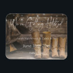 Magnet Flexible Mariage de Ranch rustique Cowboy Enregistrer la da<br><div class="desc">Cela vous permet de partager votre amour pour tout ce qui est rustique et cowboy - cuir et bois d'écorce usés,  et lumières à cordes souples. Idéal pour une grange,  un pays ou un lieu mariage décontracté. Créé par Simply Farmhouse Press ; photo de Melanie Mauer sur Unsplash.</div>
