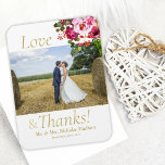 Magnet Flexible Mariage Merci rose magenta<br><div class="desc">Vos invités aimeront cette beauté naturelle et aquarelle. De la collection Magenta Pink, cet aménagement romantique d'été a un modèle photo en face au milieu. Le texte Love and Thanks entoure la photo, et les noms mariés et les modèles de date sur le devant sous la photo. Un bouquet fleuri...</div>