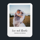 Magnet Flexible Mariage Photo Simple Noir et Blanc Moderne<br><div class="desc">Magnet de mariage moderne avec un design simple et minimal en noir et blanc avec "amour et remerciements" dans un script élégant,  sous votre photo préférée. Ces aimants chic seraient de superbes cadeaux de mariage pour tout style de mariage.</div>