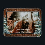 Magnet Flexible Mariage photo Snowy Wood & Forest Country Pine<br><div class="desc">Mariage Enregistrer la date ou Merci carte photo magnétique. Bois brun rustique, neige arrière - plan et forêt enneigée. Style rustique vintage et cosy. D'autres articles sont disponibles dans ce style dans notre magasin. Vous pouvez modifier la conception plus loin, modifier les couleurs, les polices et ajouter du texte en...</div>