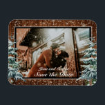 Magnet Flexible Mariage photo Snowy Wood & Forest Country Pine<br><div class="desc">Mariage Enregistrer la date ou Merci carte photo magnétique. Bois brun rustique, neige arrière - plan et forêt enneigée. Style rustique vintage et cosy. D'autres articles sont disponibles dans ce style dans notre magasin. Vous pouvez modifier la conception plus loin, modifier les couleurs, les polices et ajouter du texte en...</div>