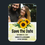 Magnet Flexible Mariage rustique de tournesol Enregistrer la date<br><div class="desc">Mariage de tournesol rustique Enregistrer la Date Photo Magnet est un design unique parfait pour vos invités pour le thème mariage comme rustique, tournesol, printemps d'été ou botanique & jardin.Il dispose arrière - plan en bois, modèle pour photo & texte. Veuillez cliquer sur le bouton Personnaliser pour le customiser avec...</div>