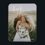 Magnet Flexible Mariage simple moderne photo élégant<br><div class="desc">Magnets mariages simples avec "Merci" dans un élégant script manuscrit en haut à gauche et vos noms en bas à droite, sur votre photo préférée. Le design minimaliste est agrémenté d'une touche romantique grâce au lettrage à la main chic. Ces magnets sont un grand cadeau de mariage personnalisé que vos...</div>