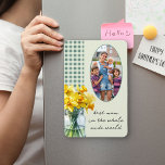 Magnet Flexible Meilleure maman En vichy vert photo et jonquilles<br><div class="desc">Aimant de réfrigérateur photo avec votre propre photo et libellé personnalisé comme la meilleure maman dans le monde entier. Ce joli design présente un bocal de jonquilles en fleur,  une typographie manuscrite et un en vichy de pays en rose. Parfait pour la fête des mères,  anniversaire,  nouveau bébé etc.</div>