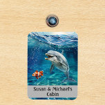 Magnet Flexible Mer personnalisée Dolphin Ocean<br><div class="desc">Cette conception a été créée par art numérique. Elle peut être personnalisée dans la zone fournir ou customiser en choisissant le clic pour customiser une autre option et en changeant le nom, les initiales ou les mots. Vous pouvez également modifier la couleur et le style du texte ou supprimer le...</div>