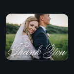Magnet Flexible Merci Mariage photo blanc élégant<br><div class="desc">Fêtez votre amour et montrez de la gratitude avec notre mariage photo personnalisable merci aimant! Ce souvenir unique est parfait pour rappeler à vos proches votre journée spéciale tout en exprimant vos remerciements sincères d'une manière mémorable. Il dispose d'une calligraphie élégante et d'une typographie classique. Vous pouvez personnaliser ce mariage...</div>