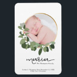 Magnet Flexible Merrier Noël Baby Faire-part de naissance<br><div class="desc">Un design minimaliste de cartes de Noël avec une police de caractères de script moderne pour "Merrier" pour célébrer et partager votre excitation sur la naissance récente de votre bébé cette année. La première salutation de Noël du bébé est si spéciale. Doté d'une belle bague en or délicatement décorée de...</div>