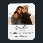 Magnet Flexible Minimaliste serez-vous ma servante d'honneur photo<br><div class="desc">Modèle simple minimaliste en calligraphie noir et blanc avec votre photo préférée. Facile à modifier pour créer votre propre proposition personnalisée unique</div>