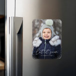 Magnet Flexible Modern Let it Snow Script Photo<br><div class="desc">Souhaitez à vos amis et à votre famille un Joyeux Noël avec un mignon aimant photo de vacances! L'aimant présente votre photo verticale avec des flocons de neige subtils bordant le design. "Let it Snow" est affiché dans un script de calligraphie blanc et tendance avec le nom de votre famille...</div>