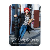 Magnet Flexible Moderne Brush Script Graduation Aventure commence (Vertical)