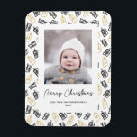 Magnet Flexible Motif cadeau Black Script mignon or noir<br><div class="desc">Envoyer des voeux de vacances personnalisables et personnalisés à vos amis, collègues et famille dans un aimant photo simple, minimaliste, élégant, amusant, festif et moderne! Un beau cadre de variété de cadeaux de Noël dorés et noirs et des cadeaux enveloppés de rubans entourent votre photo. Le message de bienvenue "Joyeux...</div>