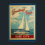 Magnet Flexible New Jersey de Vintage voyage de voilier de ville<br><div class="desc">Ce les salutations des caractéristiques de conception nautiques de voyage vintage de New Jersey de ville de surf une navigation de bateau sur l'eau avec des mouettes et un ciel bleu ont rempli de nuages blancs gonflés magnifiques.</div>