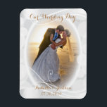 Magnet Flexible Notre garde du jour de mariage<br><div class="desc">Aimant photo design blanc. Notre jour de mariage - do-it-yourself photo. Ajoutez votre photo et changez le libellé pour répondre à vos besoins. Ce design est parfait pour une mariée, un marié ou toute autre photo. Si besoin est... vous pouvez supprimer tout le texte et recommencer à neuf avec vos...</div>