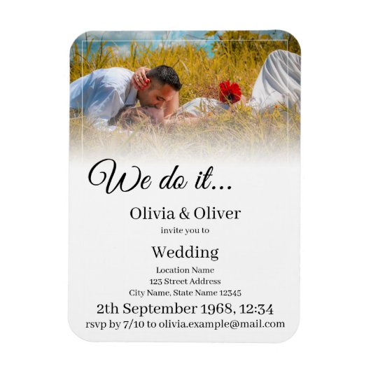 Magnet Flexible Nous le faisons - Embrasser un couple sur un pré (Vertical)