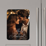 Magnet Flexible Nouveautés Mauvaises Premières Noël Joyeux & Marié<br><div class="desc">Elégante et romantique calligraphie tourbillonnant lettrage avec une photo. Pour une personnalisation plus avancée de cette conception,  cliquez sur le BOUTON OUTIL DESIGN BLEU ci-dessus !</div>