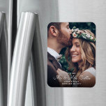 Magnet Flexible Nouveaux mariés M. & Mme Photo chic souvenir de ma<br><div class="desc">Ajoutez une touche d'élégance à la décoration des jeunes mariés avec un aimant personnalisé "nouveau M. & Mme" simplement élégant et souvenir de mariage photo personnalisé. L'image et tout le texte sur ce modèle sont faciles à personnaliser. Le design de superposition de lettrage blanc comporte une image de votre choix,...</div>