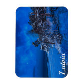 Magnet Flexible Nuit d'hiver avec pins couverts de neige en Letton (Vertical)