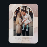 Magnet Flexible Parties scintillant moderne Blush Formes Joyeux No<br><div class="desc">Apportez une touche de joie de vacances à votre maison avec notre Aimant photo de Noël personnalisable! Parfait pour exposer des souvenirs chéris, cet aimant vous permet de le personnaliser avec votre photo festive préférée, ce qui en fait un ajout unique à votre décor de vacances. Un cadeau idéal pour...</div>