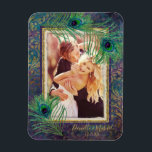 Magnet Flexible Peacock Feather Purple Parties scintillant Photo E<br><div class="desc">"Parties scintillant Peacock Feather Purple Photo Enregistrer la date que l'aimant garde." Riche, violet foncé, bleu turquoise, et marine damask tourbillon motif avec un cadre de violet et d'or parties scintillant avec un tapis de parchemin déchiqueté autour de votre photo fiançailles faire un superbe design Save the Date. Les couleurs...</div>