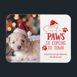 Magnet Flexible Père Noël Paws arrive en ville Photo de Noël<br><div class="desc">Père Noël Paws arrive à la ville de Noël Photographie & Typographie Avec Citation Fun Holiday, Empreintes de pattes de Santa Hat, Chien ou Chat, et texte de script tendance en rouge vif. Une citation drôle & mignonne pour les amateurs de petits animaux de Noël, les vacances, et la saison...</div>