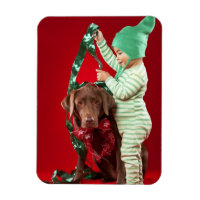 Petit garçon décorant un chien