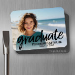 Magnet Flexible Photo de graduation tendance avec lettres brossées<br><div class="desc">Ajoutez 2020,  2021 ou n'importe quelle année à ce design fantaisiste. Cela peut être utilisé pour n'importe quel diplômé ou réunion - lycée,  collège,  lycée,  sciences infirmières,  médecine ou même école de commerce.</div>