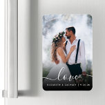 Magnet Flexible Photo de mariage personnalisée Love Script blanc<br><div class="desc">Célébrez votre mariage avec cet aimant flexible keepsaké, avec le mot "amour" dans un élégant script d'écriture blanche avec des swashes au début et à la fin. Personnalisez-le avec vos noms et votre date de mariage, et remplacez l'exemple d'image par votre photo de mariage préférée. Un filtre dégradé noir permet...</div>