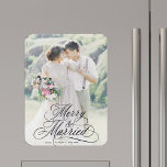 Magnet Flexible Photo de Noël des jeunes mariés<br><div class="desc">Lettre calligraphiée élégante et romantique avec une photo. Pour une personnalisation plus avancée de ce design,  veuillez cliquer sur le bouton OUTIL DE DESIGN BLEU ci-dessus !</div>