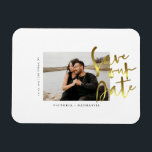 Magnet Flexible Photo Mariage Or Moderne Enregistrer l'aimant Date<br><div class="desc">Design propose votre photo géniale avec l'expression Save The Date dans un script or moderne. Customisez facilement avec des informations importantes de choix. Complétera n'importe quel thème mariage moderne,  et toute saison.</div>