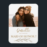Magnet Flexible Photo moderne Serez-vous ma servante d'honneur<br><div class="desc">Simple modèle minimaliste en calligraphie or avec votre photo préférée. Facile à modifier pour créer votre propre proposition personnalisée unique</div>