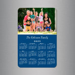 Magnet Flexible Photo personnalisable et nom Bleu 2025 Calendrier<br><div class="desc">Personnalisez un aimant calendrier 2025 avec les gens que vous aimez. Remplacez l'exemple de photo et le nom par le vôtre dans la barre latérale. Le texte personnalisé est dans une police de script blanc moderne. Ci-dessous, un petit calendrier blanc sur un arrière - plan bleu. Fabrique un grand rembourrage...</div>