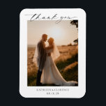 Magnet Flexible Photo traditionnelle formelle Classique Mariage él<br><div class="desc">Mariage de style classique merci aimnet faveurs avec un design simple et minimaliste noir et blanc avec une combinaison de polices serif traditionnelles et un script élégant avec votre date dans un grand format pour une touche moderne avec votre photo préférée. Ce design élégant est idéal pour un mariage formel....</div>