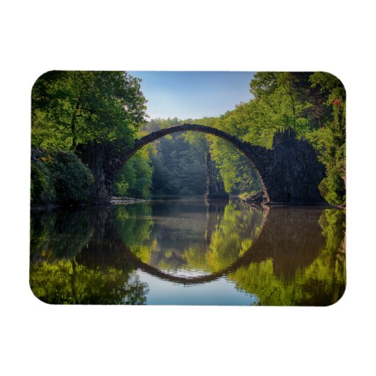 Magnet Flexible Pont rond gris sur une rivière dans la forêt (Horizontal)