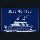 Magnet Flexible Porte de Cabine de croisière pour Mariage de lune<br><div class="desc">Aimant parfait pour les jeunes mariés ou ceux qui viennent de se marier et voyageant en voyage de noces mariages. Marche de porte cabine de bateau de croisière pour aider à trouver votre salon de séjour. La couleur bleue Arrière - plan peut être modifiée pour correspondre à la ou aux...</div>