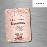 Magnet Flexible Quinceanera rose or chariot de luxe invitation<br><div class="desc">Un arrière - plan rose à dégradé d'or décoré de faux étincelles,  de confettis et d'un chariot vintage romantique. Personnalisez et ajoutez son nom,  les détails de la fête.</div>
