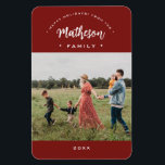 Magnet Flexible Red Modern Joyeux Joyeux Jours Personnalisé Famill<br><div class="desc">Voici Red Modern Jappy Holidays Custom Family Photo Year Magnet! Cette carte magnétique chic et élégante est le moyen idéal pour envoyer un accueil spécial à vos proches pendant la période des fêtes. Le design comporte les mots "Joyeux Fêtes !" élégamment courbés au-dessus de votre nom de famille, créant une...</div>