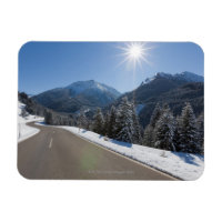 Route vide idyllique à travers un paysage hivernal